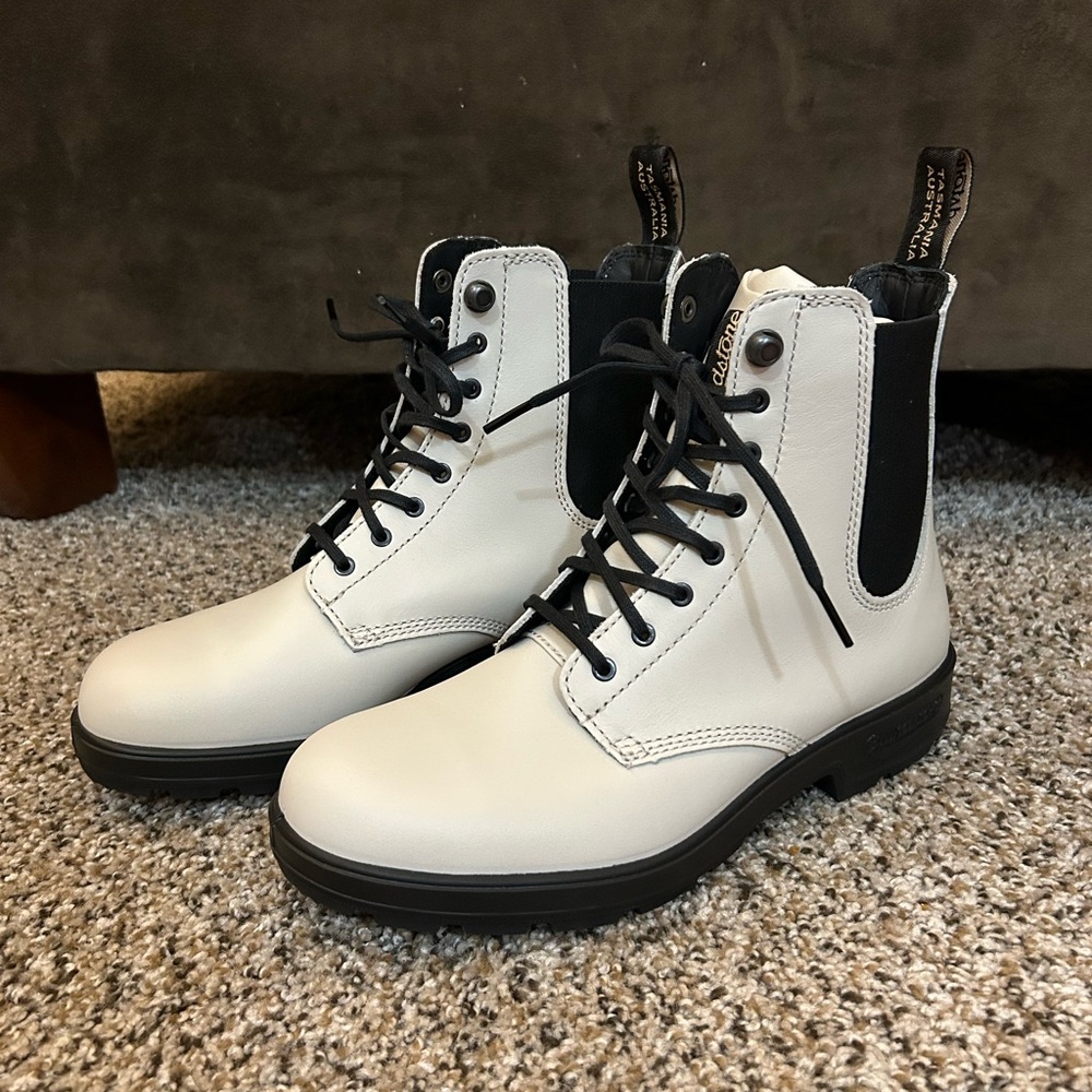 NWOT Blundstone lace up leather boots white